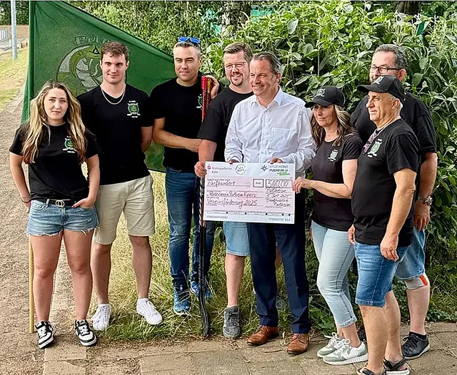 Bürgermeister Frank Keppeler gratulierte den Vipers zum Jubiläum und überreichte dem Vorstand einen Scheck der Stadtwerke.  | Foto: Mathias Schumann
