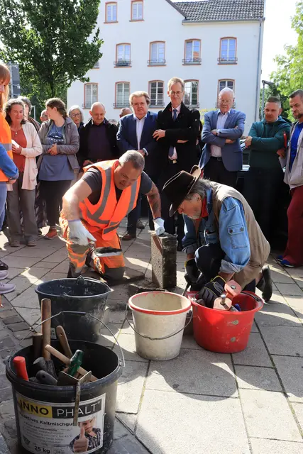 Gunter Demnig (rechts) hat seit 1995 mehr als 117.000 Stolpersteine in ganz Deutschland verlegt.  | Foto: Tim Nolden/Stadt Euskirchen