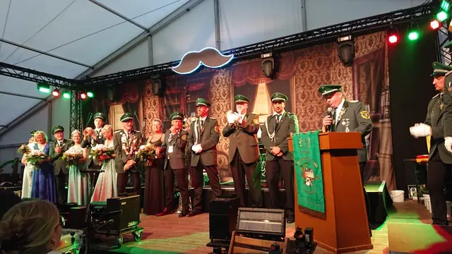 Bühne frei für die neuen Majestäten und verdiente Schützen. | Foto: Ina Dabringhausen