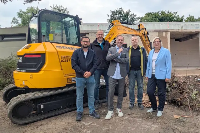 Vor-OrtTermin  auf der Baustelle (von links): Adriatik Mahmudi (POS 4), Jürgen Funke (Gemeinde), Architekt André Pilling, Andreas Schmickler (Gemeinde) und Petra Kalkbrenner. | Foto: fes