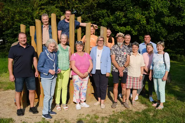 Vertreter aller beteiligten Vereine und Institutionen freuten sich, das neue Spielgerät im Park Miel für die kleinen Nutzer freigeben zu können. | Foto: Gemeinde Swisttal