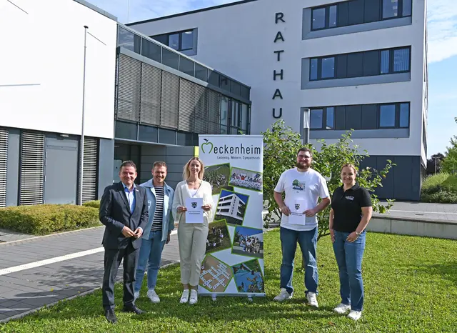 Freuen sich vor dem Rathaus über den erfolgreichen Abschluss: (v.l.n.r.) Bürgermeister Holger Jung, Stefan Senkel, Marie Wägele, Angelo Stigliano und Silke Grohs.  | Foto: Stadt Meckenheim