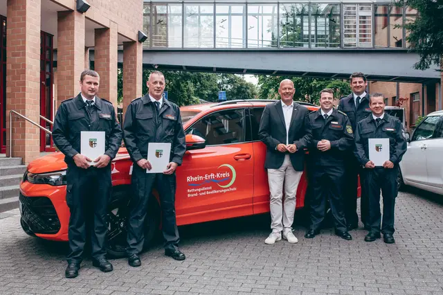 Landrat Frank Rock (3. v. l.), Tim Brüstle (4. v. l.), stellvertretender Leiter des Amtes für Rettungsdienst, Brand- und Bevölkerungsschutz und Jan Godesberg (5. v. l.) Leiter der Leitstelle, beglückwünschen gemeinsam die beförderten Mitarbeitenden der Leitstelle des Rhein-Erft-Kreises in der Kreisverwaltung. | Foto: Rhein-Erft-Kreis