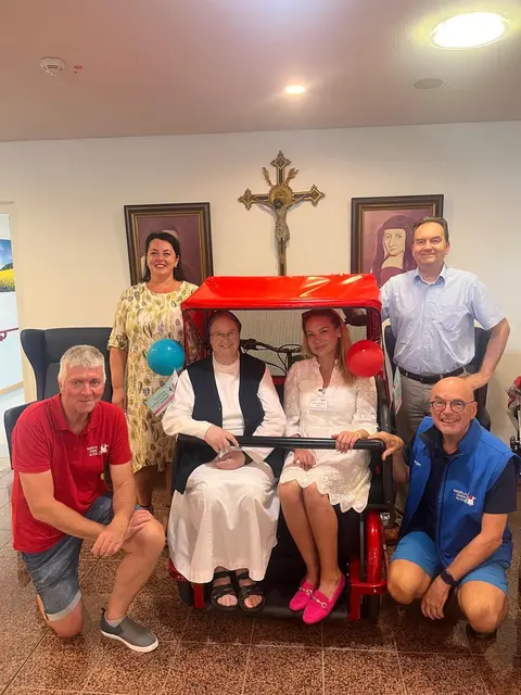 v.l.n.r.: Vorstand Gerd Bachert RoA Bonn, Alina Leidreiter, Fa. Lansch (stehend), Sr Christine, Stiftung der Vinzentinerinnen, Ilona Habrajska, DRK Steinbach, Wolfgang Dyck, Einrichtungsleiter Vinzenzhaus
und Jürgen Bester, Vorstand RoA Bonn.  | Foto: Bachert