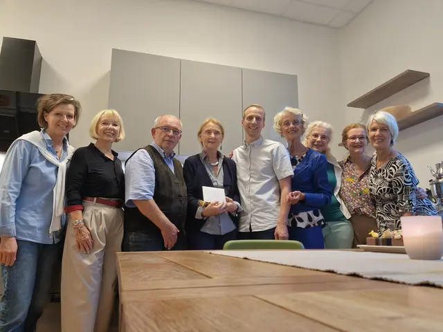 Auf dem Foto zeigen Sylvia Schneider (links) und (von rechts) Karin Streu, Claudia Schlich und Sylvia Nogens den Gästen des Lions Clubs Sankt Augustin (v.l.n.r.) Ursula Herschel, Otto Ohnheiser, Birgitt Kreitz-Henn, Michael Richter und Anke Riefers ihr Reich, in dem sie sich nach getaner Arbeit oder zwischendurch stärken können. | Foto: Lions