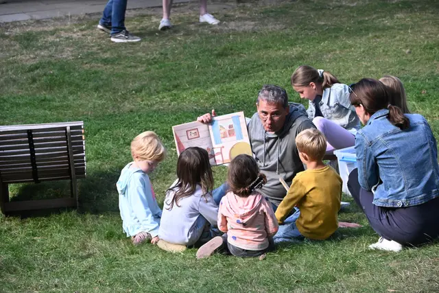 Geschichten zum Eintauchen: Ehrenamtliche Vorleserinnen und Vorleser fesselten auch in diesem Jahr kleine Zuhörerinnen und Zuhörer im Freizeitpark.  | Foto: Rheinbach liest e.V.