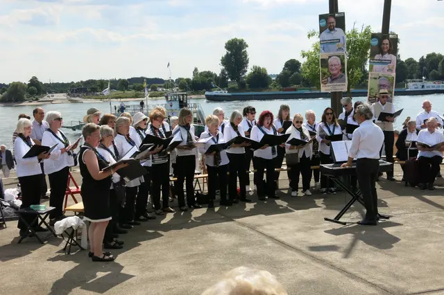 Bei strahlendem Sonnenschein sang R(h)einklang am Mondorfer Hafen.  | Foto: Chor