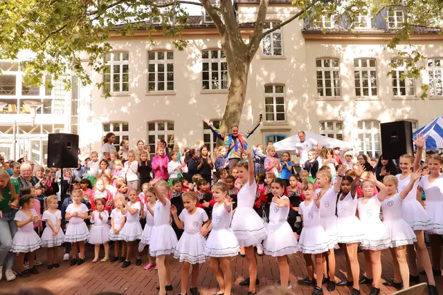 Neben Trödelmarkt und Mitmachständen locken auch wieder Auftritte zahlreicher Frechener Vereine in die Frechener Innenstadt.  | Foto: Archiv/Kinderschutzbund Frechen