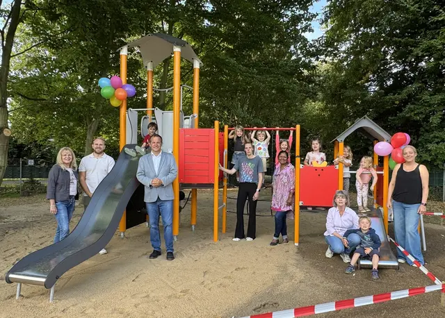 Bürgermeister Frank Keppeler nahm gemeinsam mit Kita-Leiterin Dagmar Alt (1.v.l.), Tim Nehring (2.v.l.), Mitarbeiter des Jugendamts, sowie einigen Kindern und Erzieherinnen das neue Spielgerät in Augenschein.  | Foto: Stadt Pulheim