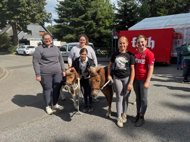 Das Ponyreiten mit dem Max und Moritz Ponyclub vom Martinshof aus Geyen sorgte für strahlende Gesichter.  | Foto: Judith Roth
