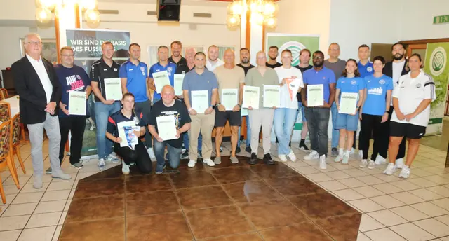 Die geehrten Vereinsvertreterinnen und -vertreter nahmen in der Lambertusstube ihre Urkunden entgegen: Der Fußballkreis Bonn zeichnete Meister, Pokalsieger und FairPlay-Gewinner der Saison 2024/25 aus.  | Foto: Privat