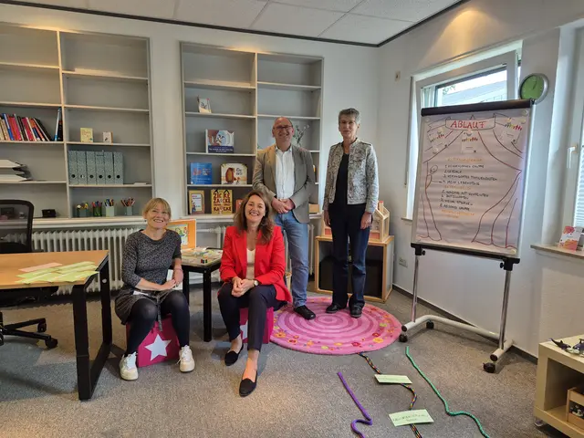 Tag der Einblicke mit Dunja Kutzschbach (v.l.), Leiterin des Hauses, Bürgermeisterin Larissa Weber,  Thomas Hildner, Diakoniegeschäftsführer im Kirchenkreis An der Agger, sowie Deane Heumann (Diakonie).   | Foto: Kirchenkreis An der Agger/Judith Thies