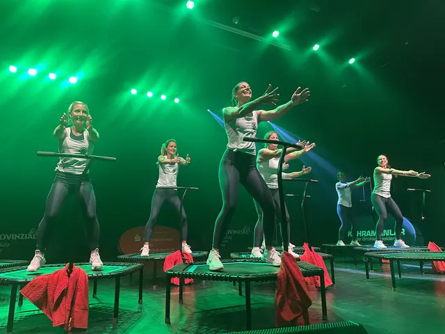 Beim Jumping kommen vierhundert Muskeln zum Einsatz: In Brühl fand der dritte Jump-marathon bei „Die Brühler Helden - KAHRAMANLAR e.V.“. Die Helden bieten den Kurs täglich in der vereinseigenen Sporthalle in Brühl-Ost an.  | Foto: Ayesha Iqbal