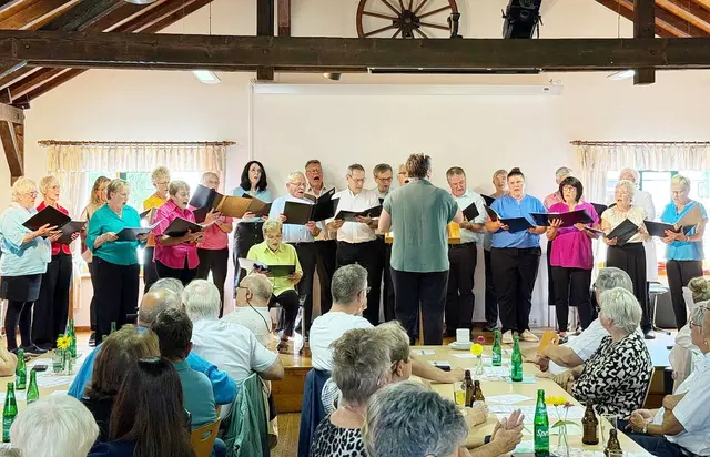 Der Chor „Klangvoll“, ein Zusammenschluss aus „Eintracht Zingsheim“ und „Vokalensemble Bouderath“, setzte in seinem ersten Teil unter der Leitung von Annelie König auf bekannte deutschsprachige Hits.  | Foto: Michael Joepen/pp