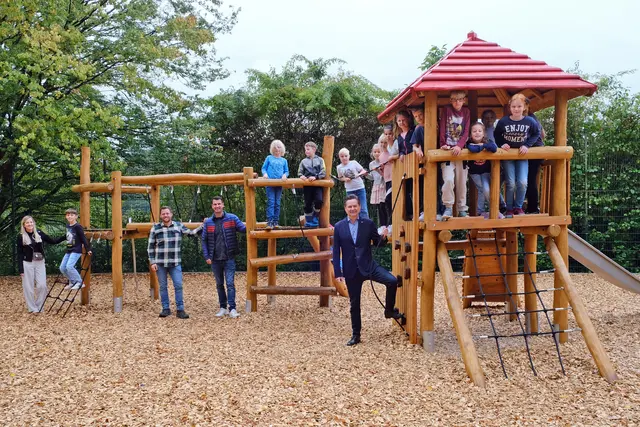 Mit den Kindern der 3c freuen sich Bürgermeister Ulrich Stücker sowie die stellvertretende Schulleiterin Julia Trost (l.), Gärtnermeister Felix Buchen und Fachbereichsleiter Schule Tim Vogel (3./4.v.l.) über das neue Spielgerät.  | Foto: Stadt Wiehl