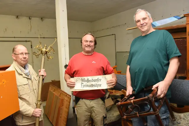 Franz-Josef Thelen, Cornelius Diehl, Uli Linnemann und das gesamte Ensemble der Muffendorfer Heimatbühne suchen aktuell nach einem neuen Lagerraum für die Theater-Requisiten.  | Foto: AS