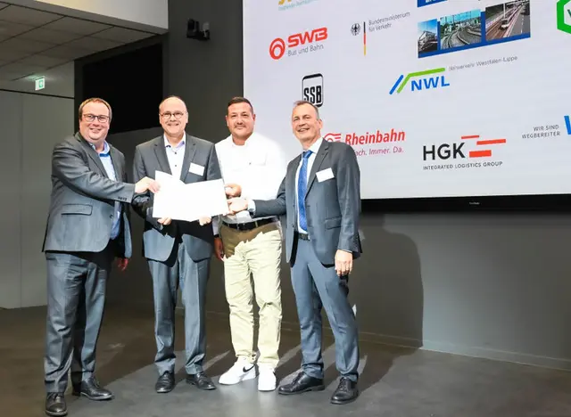 In Krefeld haben SSB-Geschäftsführer André Seppelt (2.v.l.) und Daniel Stecher, Bereichsleiter Fahrwege bei SWB Bus und Bahn (2.v.r.), den Bescheid von Minister Oliver Krischer (1.v.l.) und Holger Fritsch vom Zweckverband go.Rheinland entgegengenommen.	  | Foto: Andrea Bowinkelmann