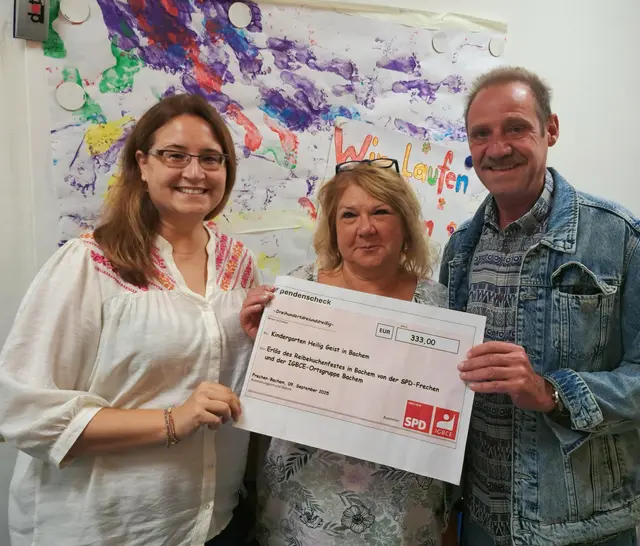 Die Bachemer SPD-Wahlkreiskandidaten Daniela Nieswandt (li.) und Gerhard Nothhelfer überreichten einen Spendenscheck in Höhe von 333 Euro an die stellvertretende Kitaleitung der KiTa Heilig Geist, Dagmar Rittner.  | Foto: SPD Frechen