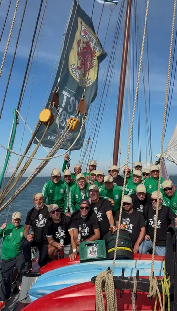 Die „Alten Herren“ auf dem Zweimaster.  | Foto: Andreas Trenkmann