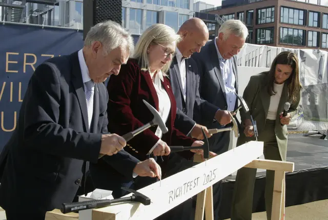Nach dem Pressefoto zeigten die Ehrengäste ihr Können mit Hammer und Nagel  | Foto: Pejogi