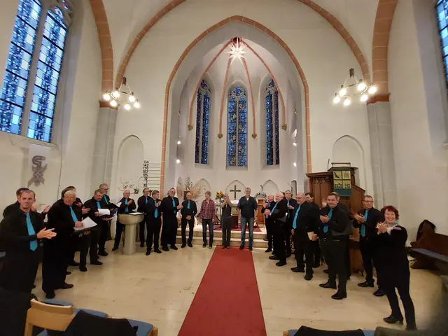Musik aus Herchen für den Ort. Zwei Stunden präsentierten der Quartettverein Herchen, die Liedermacherei Heimpel und der Posaunenchor des Bodelschwingh-Gymnasiums herbstliche Klänge.  | Foto: Schmidt
