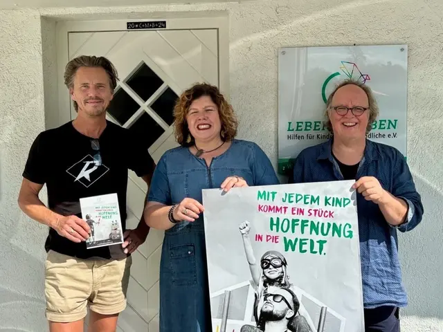 Sie werben für das Benefizkonzert zugunsten des Vereins „Lebensfarben - Hilfe für Kinder und Jugendliche“: Tomas Sjöblom (l.), Sandra Karsten und Heiko Gauditz.  | Foto: © Lebensfarben