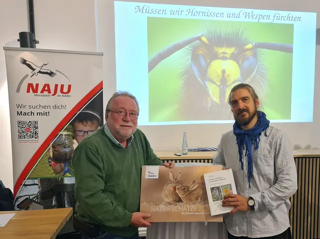 Der wiedergewählte NABU-Vorsitzende Christoph Buchen dankt dem Imker Felix Macht für seinen Fachvortrag.  | Foto: Hans-Georg Buchen