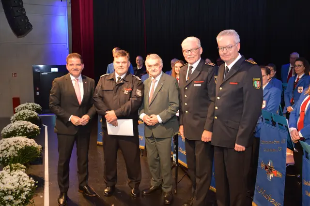 Hoher Besuch zur Verabschiedung von Günter Wiegershaus (2.v.l.): Bürgermeister Hoplger Jung, NRW Innenminister Herbert Reul, Kreisbrandmeister Stefan Gandelau und der stellvertretende Bezirksbrandmeister Dirk Engstenberg würdigten das Engagement des stets streitbaren Meckenheimer Ehrenwehrleiters (v.l.n.r.).  | Foto: jld