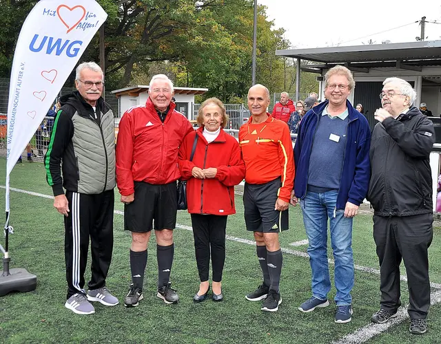 Sorgten für den reibungslosen Ablauf eines tollen Fußballtages (v.l.): Walter Blesgen, Peter Bollig, Rosemarie Wallenborn, Ekkehard Biallas, Werner Urff und Erhard Bölke. | Foto: fes