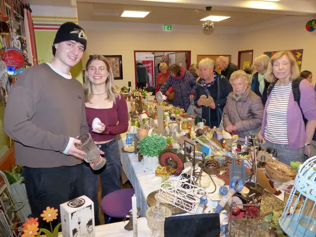 So manches Schnäppchen wechselte beim Missionsbasar gegen eine Spende den Besitzer.  | Foto: Christoph Buchen