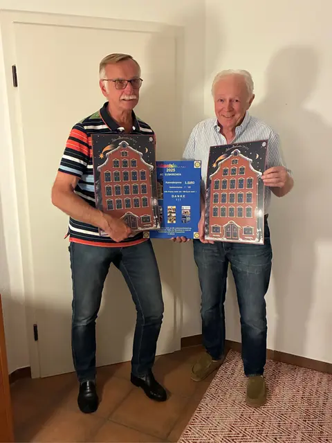Die Rotarier um (links) Dr. Norbert Golz, Vors. Rotary Förderverein und Dr. Wolfgang Köhler, Präsident Rotary Club Euskirchen, sind startklar und freuen sich auf die Charity-Adventskalenderaktion 2025. Die wunderbaren Motive des Kalenders gestaltete die aus der Region stammende Künstlerin Gabriele Latzke.  | Foto: Rita Witt