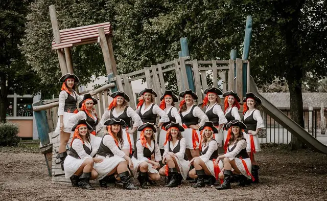 Der Hürther Show-Express sorgt unter anderem mit seinem Auftritt für Action und Überraschungen.  | Foto: Hürther Verein zur Quartier-Erhaltung