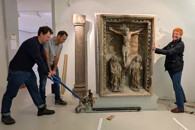 Anpacken ist angesagt: Florian Pauls, Tom Conrad und Susanne König (von links) kümmeern sich um das die historische Kreuzigungsgruppe.   | Foto: fes