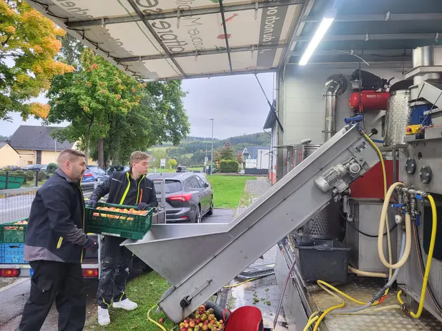 Für die Mahlberger Mostmagie haben Peter und Stefan Lingscheid kiloweise Äpfel verarbeitet.  | Foto: M. Lingscheid