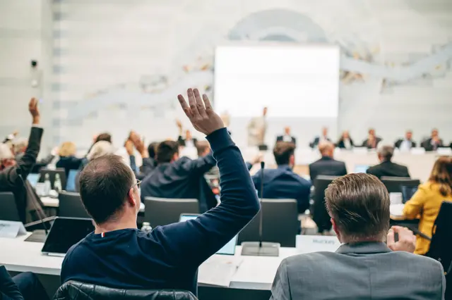 Voll besetzter Plenarsaal: Die konstituierende Sitzung des Kreistages markierte den Start der neuen Wahlperiode im Rhein-Erft-Kreis. 
  | Foto: Schweinsburg/Rhein-Erft-Kreis