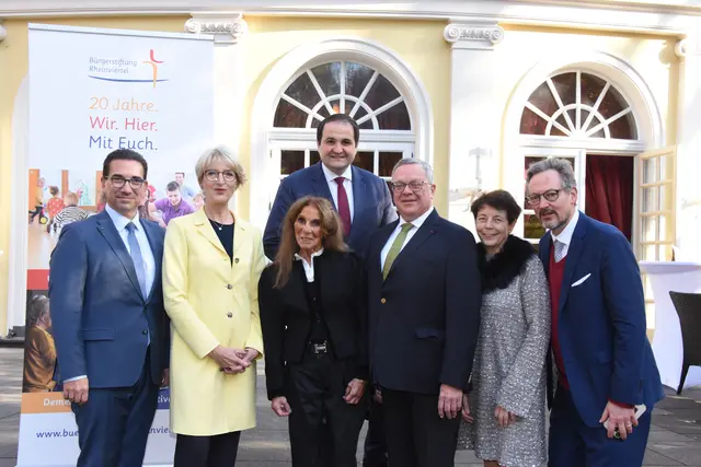 Dr. Hanns-Christoph Eiden, Dr. Maria Radloff sowie Elisabeth-Christina Herzogin zu Mecklenburg vor dem Festakt in der Redoute mit dem Bonner Oberbürgermeister Guido Déus sowie Dr. Eckhardt von Hirschhausen, Professorin Christiane Woopen und Minister Nathanael Liminski.   | Foto: AS