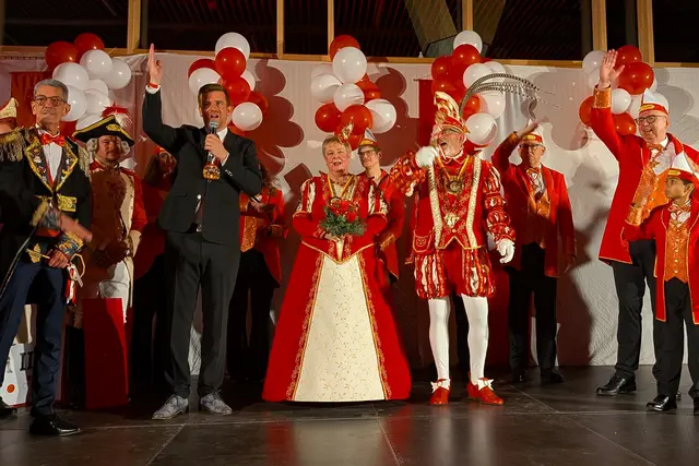 Doppelproklamation in Alfter: Christian Lanzrath (links) und Norbert Lehna (rechts) inthronisierten zunächs das neue Kinderdreigestirn. | Foto: fes