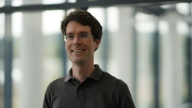 Prof. Dr. Jürgen Gall, Lamarr-PI und Informatikprofessor an der Universität Bonn, leitet mit seinem Team der Bonner Computer Vision Group das ausgezeichnete Projekt HoMe.  | Foto: Max Waidhas