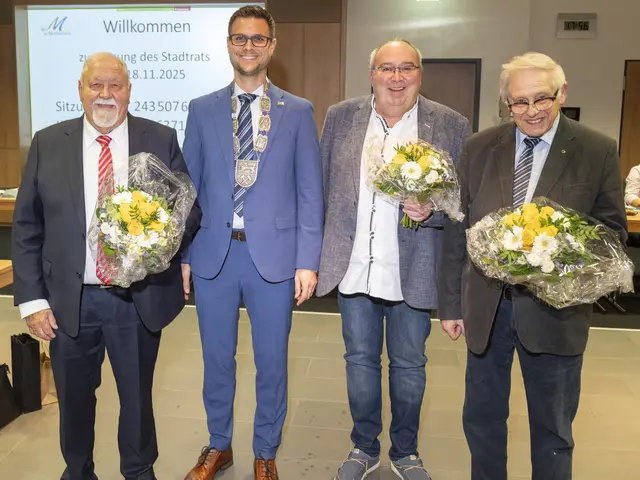 Michael Fingers Stellvertreter: Peter Kronenberg (v.l.), Egbert Kramp und Heinz Schmitz.  | Foto: Ronald Larmann/pp/Agentur ProfiPress