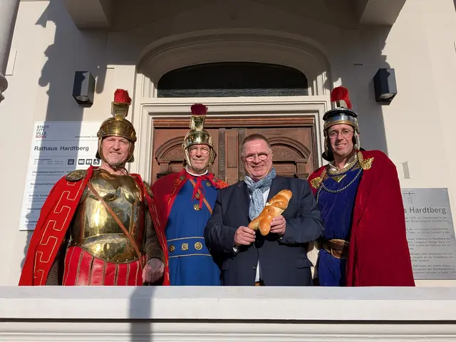 Traditionsbewusst: Christoph Schada begrüßte die drei Hardtberger St. Martin-Darsteller Werner Fuchs, Werner Dorn und Daniel Klein (von links) im Rathaus in Duisdorf.  | Foto: Frank Engel-Strebel