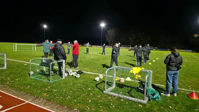 „War zwar kalt - aber schön“ - Angesichts der Temperaturen hätte sich mancher der Sportler vielleicht etwas intensivere Bewegung gewünschtg. Doch beim Walking Football gilt die eiserne Regel: „Immer einen Fuß am Boden lassen!“  | Foto: Privat