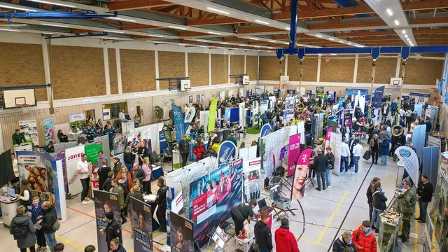 Viele verschiedene Branchen präsentieren bei der Hürther Ausbildungsbörse wieder eine große Vielfalt an Ausbildungschancen für junge Menschen.  | Foto: Giuseppe Piliero