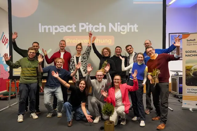Entwickeln nachhaltige und gemeinwohlorientierte Innovationen: Die Teams von der Impact Pitch Night.  | Foto: enaCom/Uni Bonn