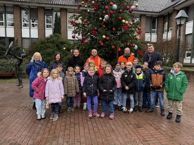In diesem Jahr haben 26 Grundschulkinder der KGS Kopfbuche ihrer Kreativität und Fantasie freien Lauf gelassen und zehn blaue XXL-Christbaumkugeln gestaltet.  | Foto: Stadt Pulheim
