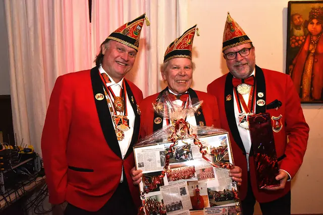 Bergfunken-Präsident Cornelius Diehl und der 1. Vorsitzende des Vereins, Jürgen Schwingen, ehrten Hans-Jürgen Züllighofen im Rahmen seines Besuchs beim Bergfunken-Ordensfest.  | Foto: AS