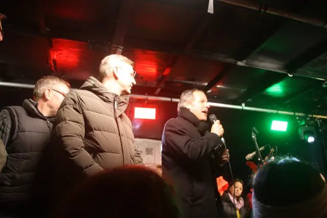 Es ist schon Tradition: Bürgermeister Frank Keppeler eröffnete den Pulheimer Barbaramarkt. 			 | Foto: Slomian