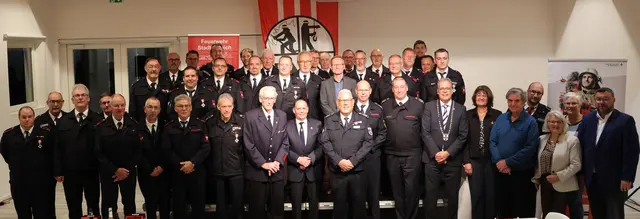 Gruppenbild mit den Geehrten: Bei der diesjährigen Feuerwehr-Jubilarehrung im Seehaus im Seepark Zülpich konnte Bürgermeister Ulf Hürtgen (7.v.r.) insgesamt 36 Feuerwehrleute für 25, 35, 40, 50, 60 und sogar 70 Jahre Treue zur Feuerwehr auszeichnen.   | Foto: Stadt Zülpich / Kai Steinmetz