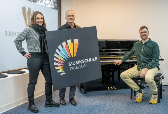 Präsentieren das neue Logo der Musikschule Troisdorf (von links): Tanja Gaspers, Rainer Land und Jan Jaing.  | Foto: Stadt Troisdorf