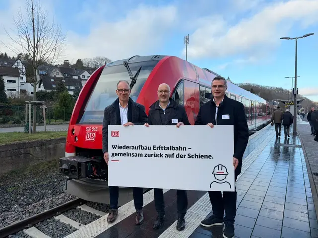 Das Foto zeigt Dr. Norbert Reinkober (go.Rheinland), Jens Schäfer (DB InfraGO AG) und Michael Hundacker (DB InfraGO AG Personenbahnhöfe Köln/Bonn) kurz vor der ersten (Test)fahrt.  | Foto: go.Rheinland
