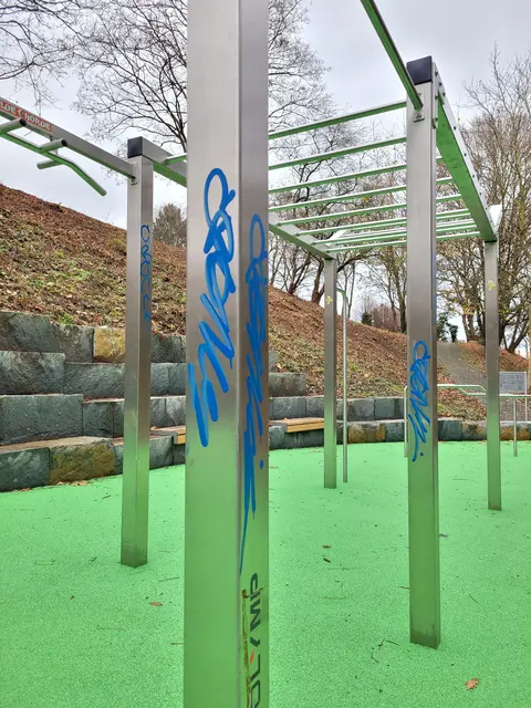 Schon vor der Freigabe fanden sich am Calisthenics-Gerät etliche Schmierereien.  | Foto: Mager/Stadt Bad Münstereifel
